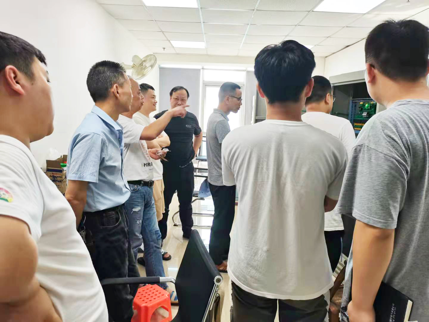 銀河電氣組織生產(chǎn)部學(xué)習電氣柜安裝布線工藝