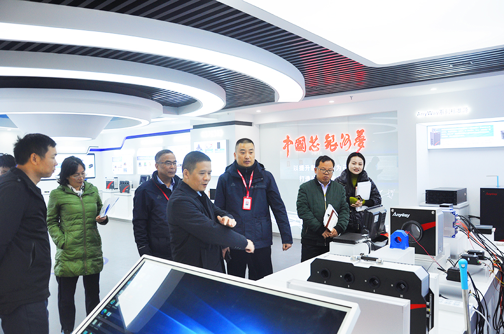 長沙經(jīng)開區(qū)賴坤明主任一行蒞臨銀河電氣調(diào)研指導 長沙經(jīng)開區(qū)賴坤明主任一行蒞臨銀河電氣調(diào)研指導